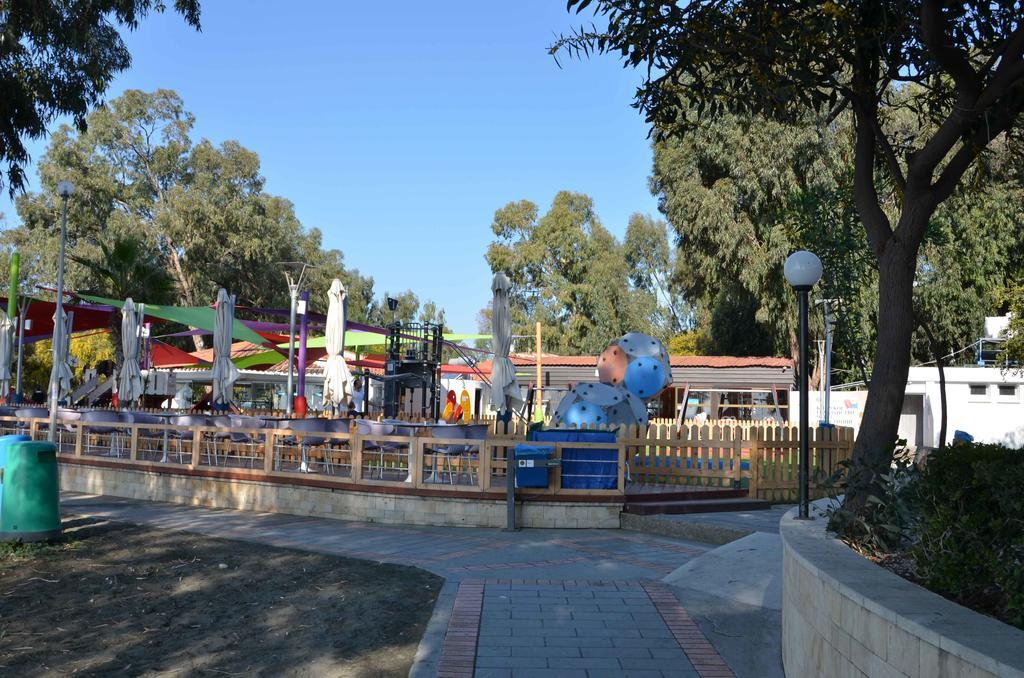 Pebble Beach Holiday Apartments Лімасол Екстер'єр фото