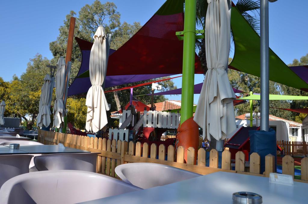 Pebble Beach Holiday Apartments Лімасол Екстер'єр фото