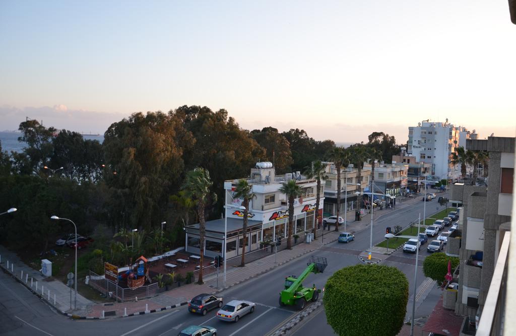 Pebble Beach Holiday Apartments Лімасол Екстер'єр фото