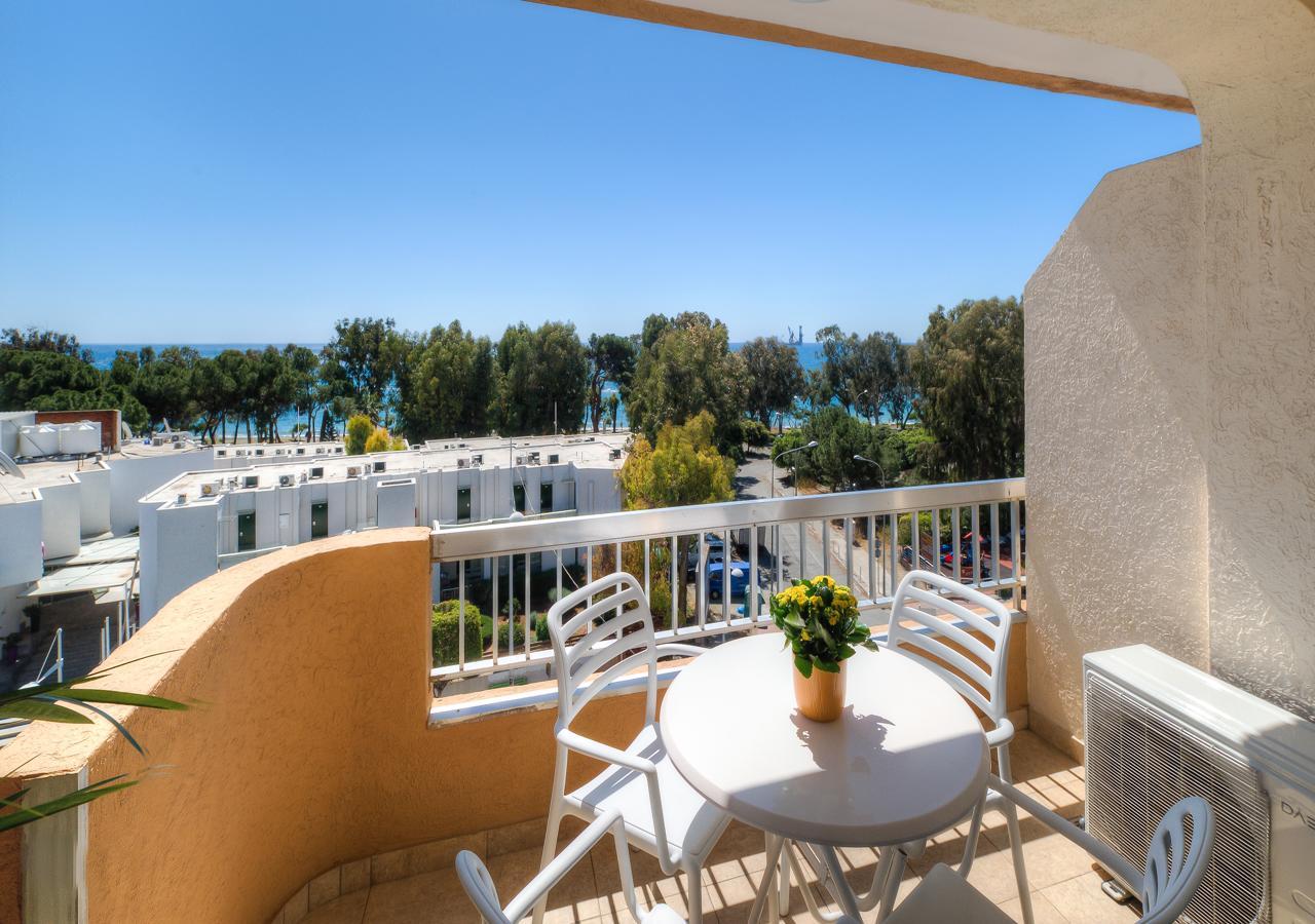 Pebble Beach Holiday Apartments Лімасол Екстер'єр фото